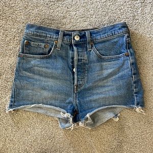SUPER CUTE LEVI HIGHWAISTED 501 SHORTS